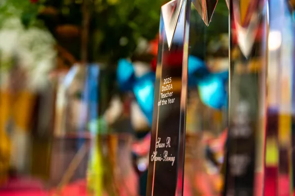 Phoenix gifted teacher Alisa Johnson receives first 2026 Silver Apple Award at Desert Cove Elementary School