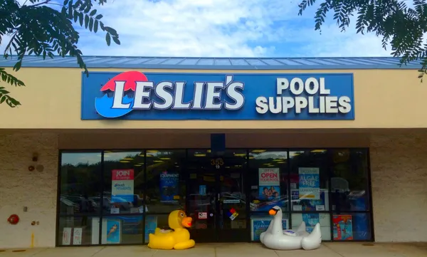 Phoenix-based pool retailer Leslie’s closes 80 underperforming stores and an Illinois distribution center amid losses